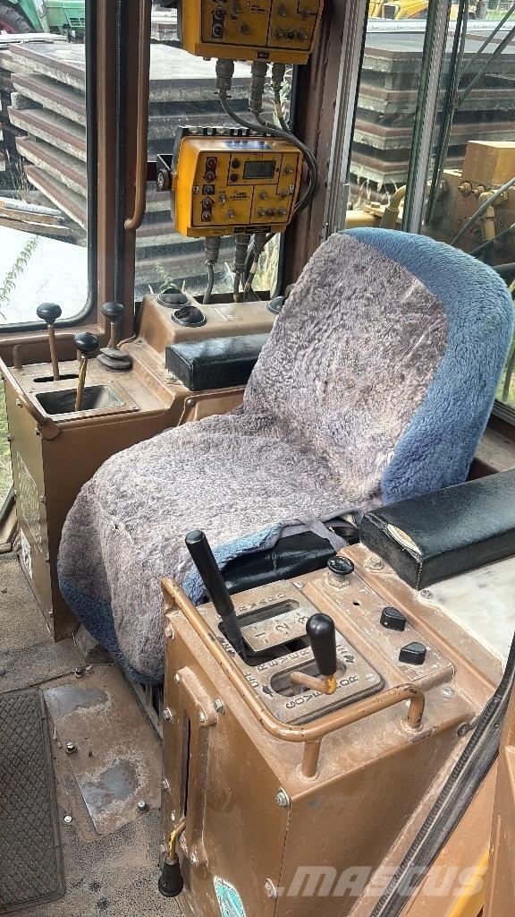 CAT D 4 C Telaketjupuskutraktorit
