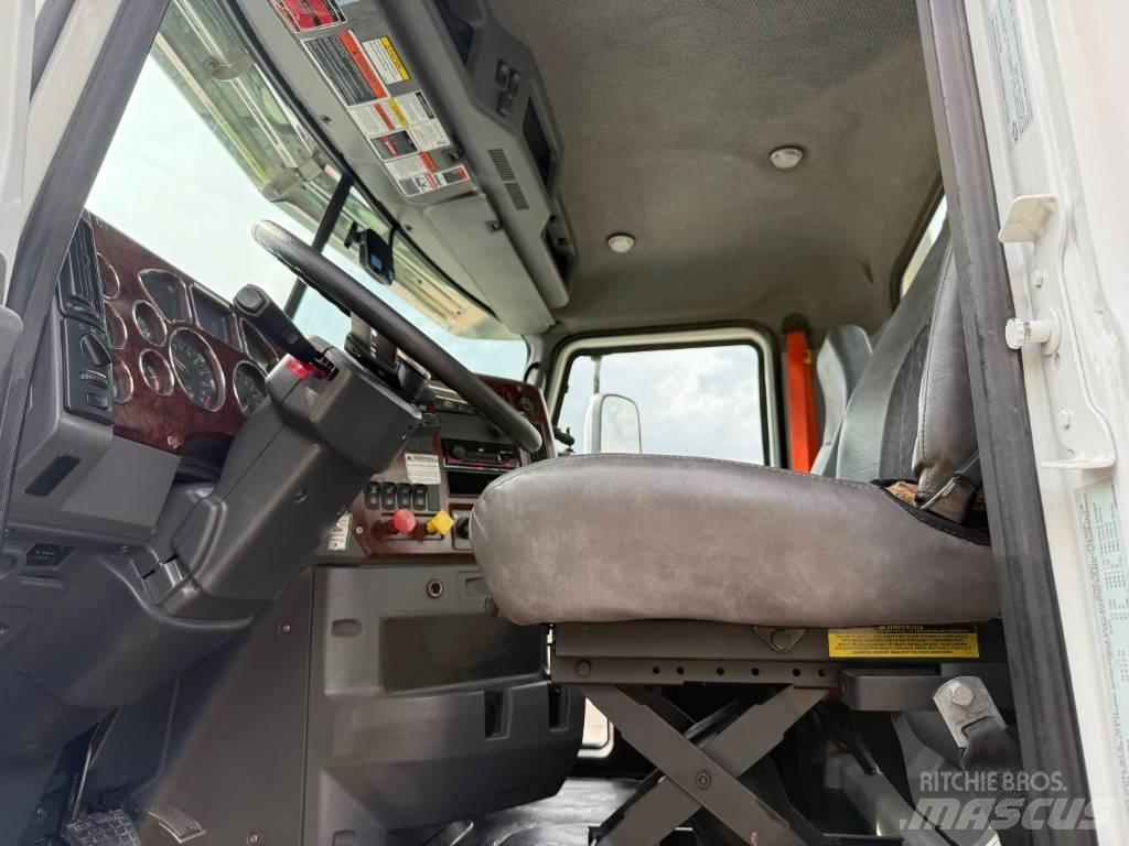 Mack CXU 613 Vetopöytäautot