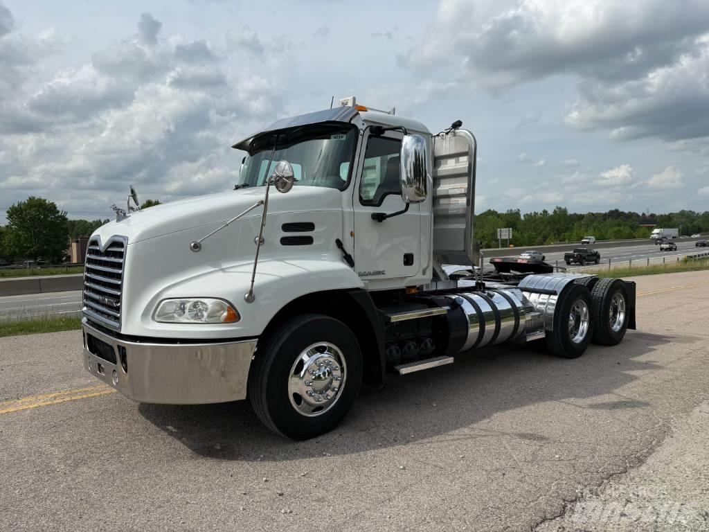 Mack CXU 613 Vetopöytäautot
