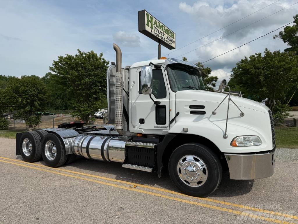 Mack CXU 613 Vetopöytäautot