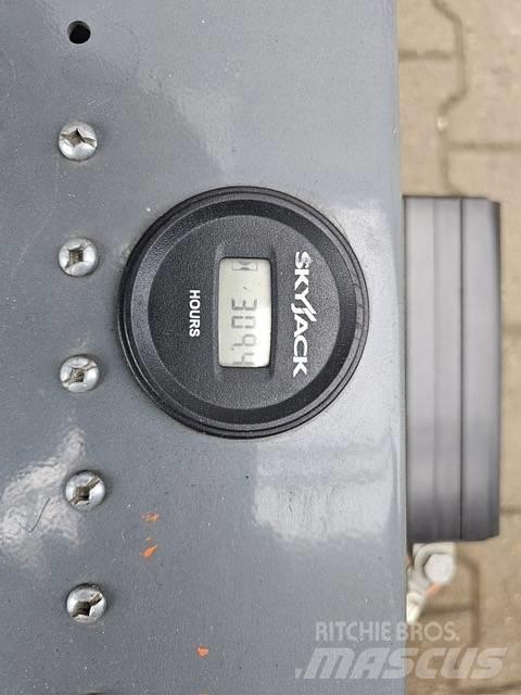 SkyJack SJIII 4632, Saksilavat