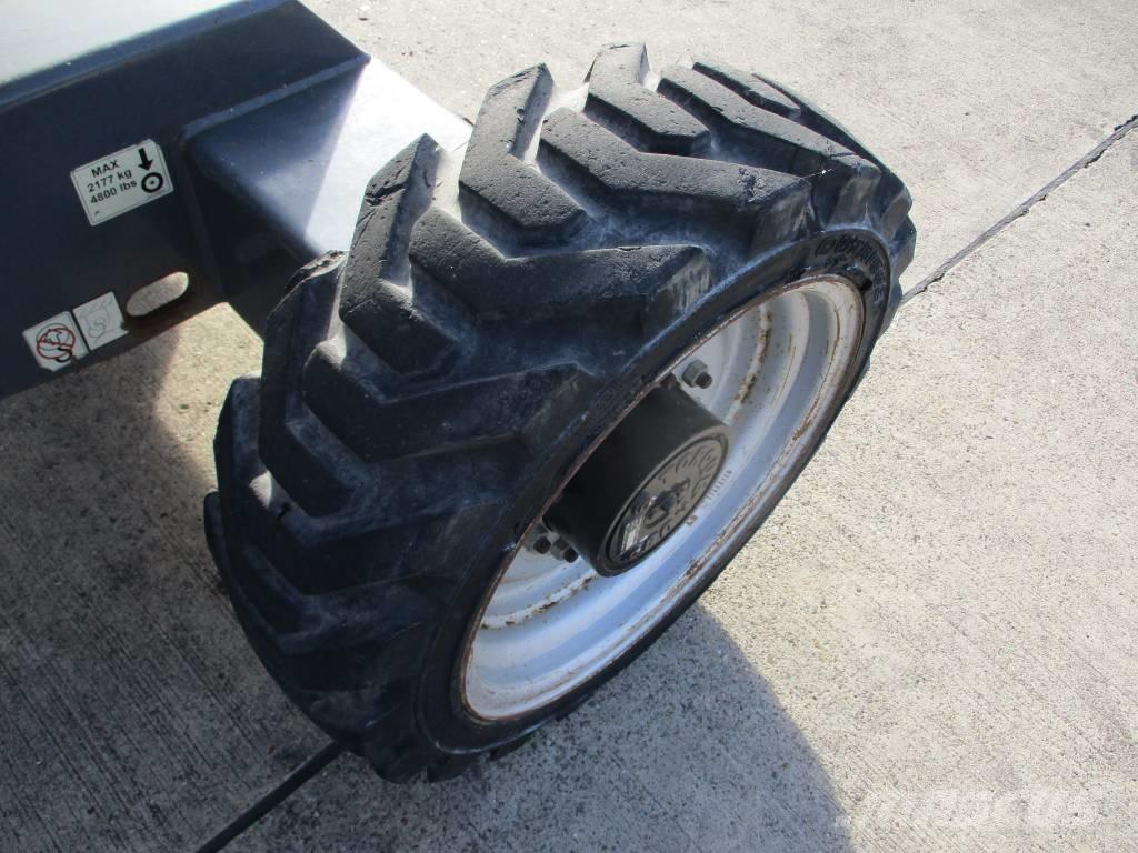 JLG 340 AJ (511) Pienikokoiset itseliikkuvat puominostimet