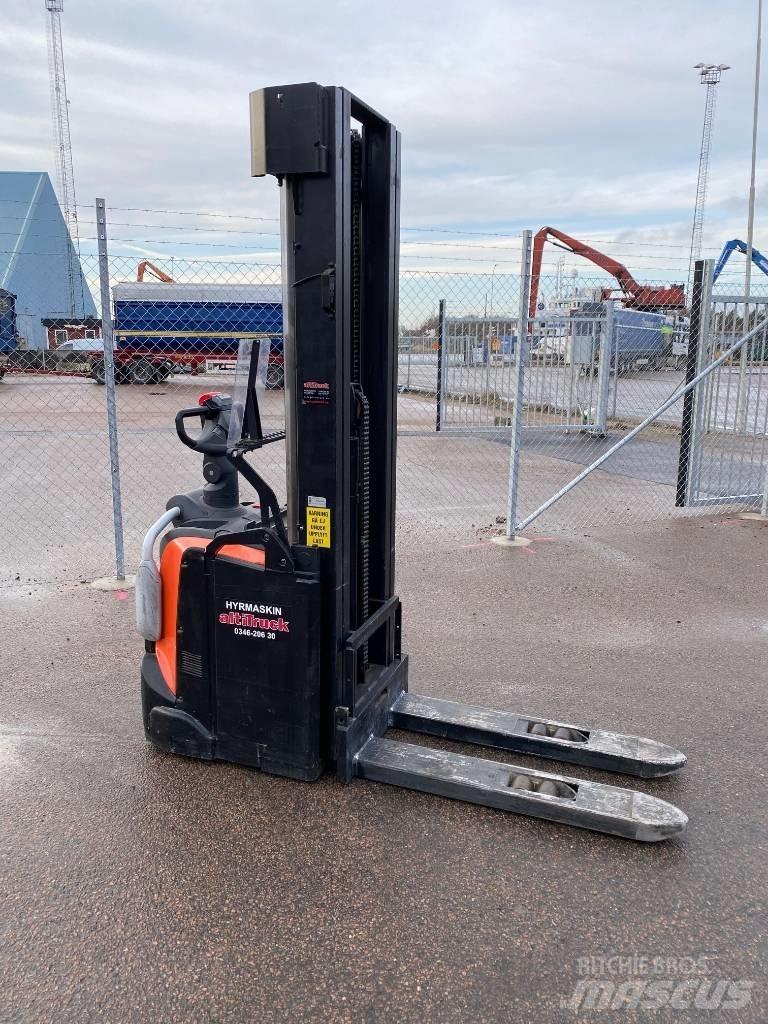 Toyota BT SPE 140 Käyden ajettavat pinoamistrukit