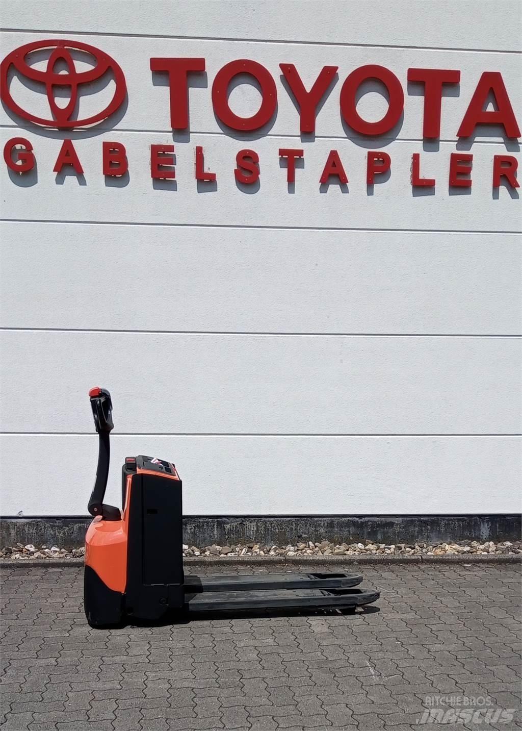 Toyota LWE 160 Lavansiirtotrukit