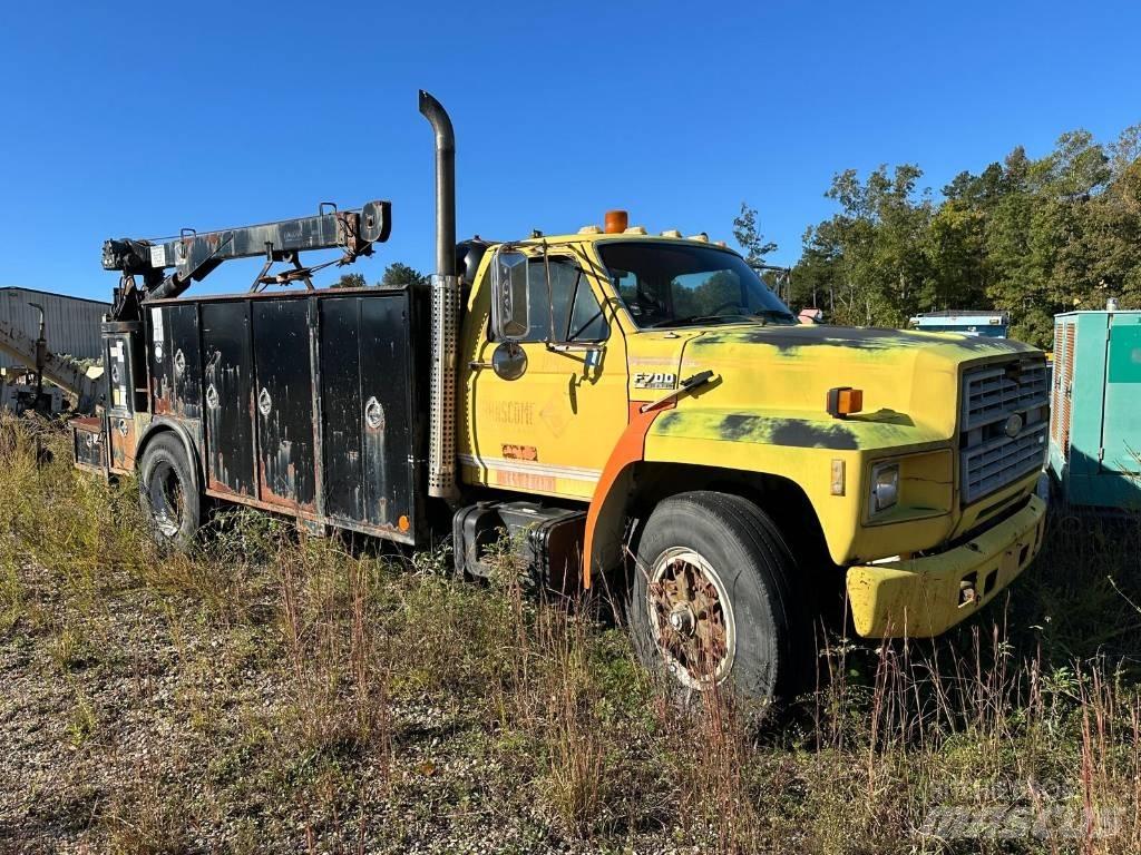 Ford F700 Tienhoitoautot