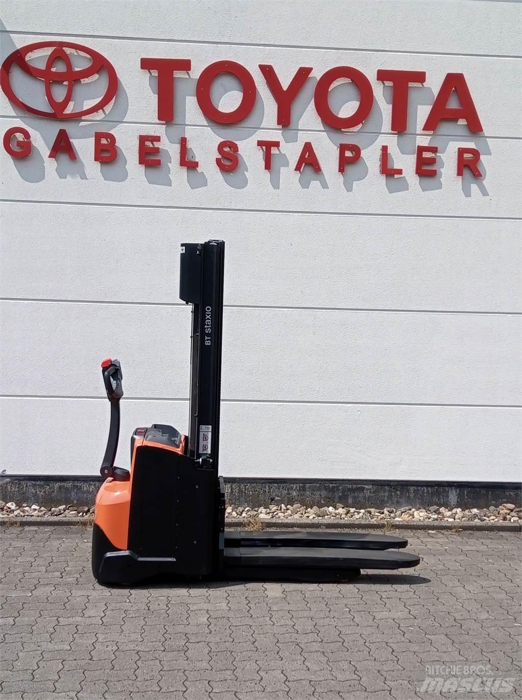 Toyota SWE120L Käyden ajettavat pinoamistrukit