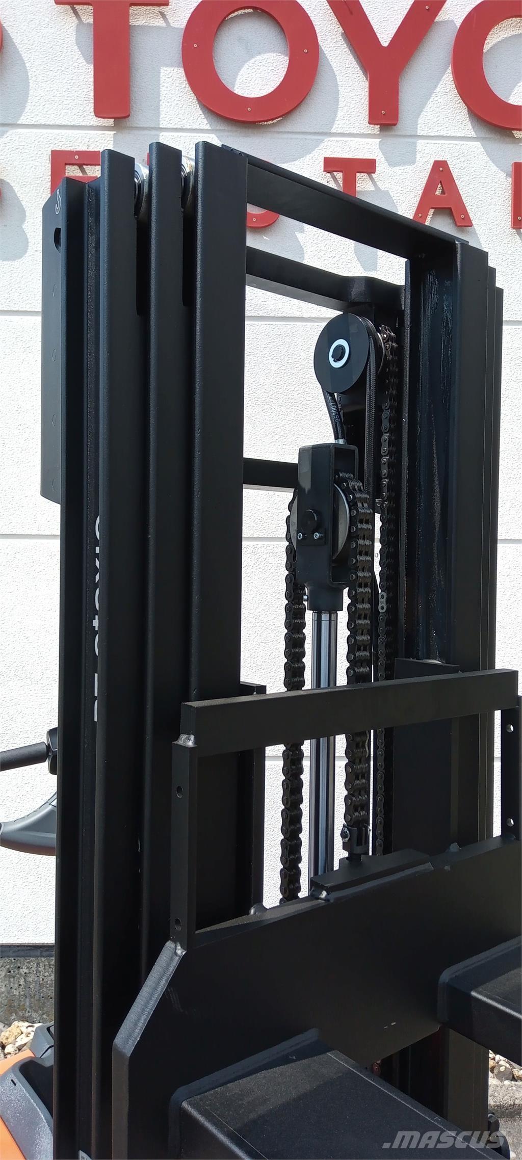 Toyota SWE120L Ajettavat pinoamisvaunut