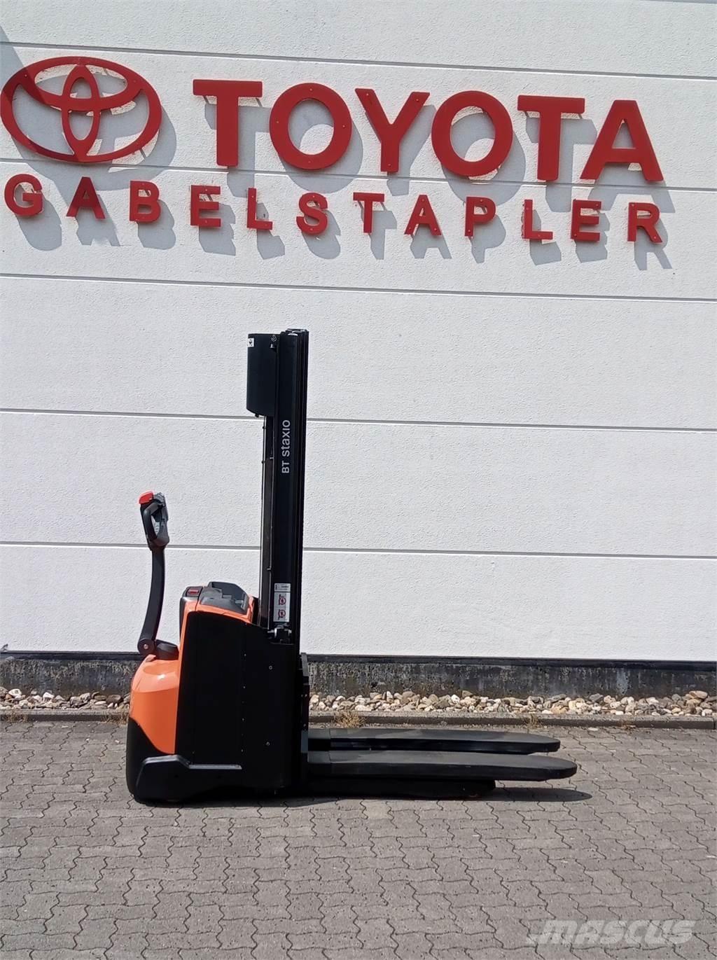 Toyota SWE120L Käyden ajettavat pinoamistrukit