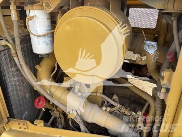 CAT D6R Telaketjupuskutraktorit