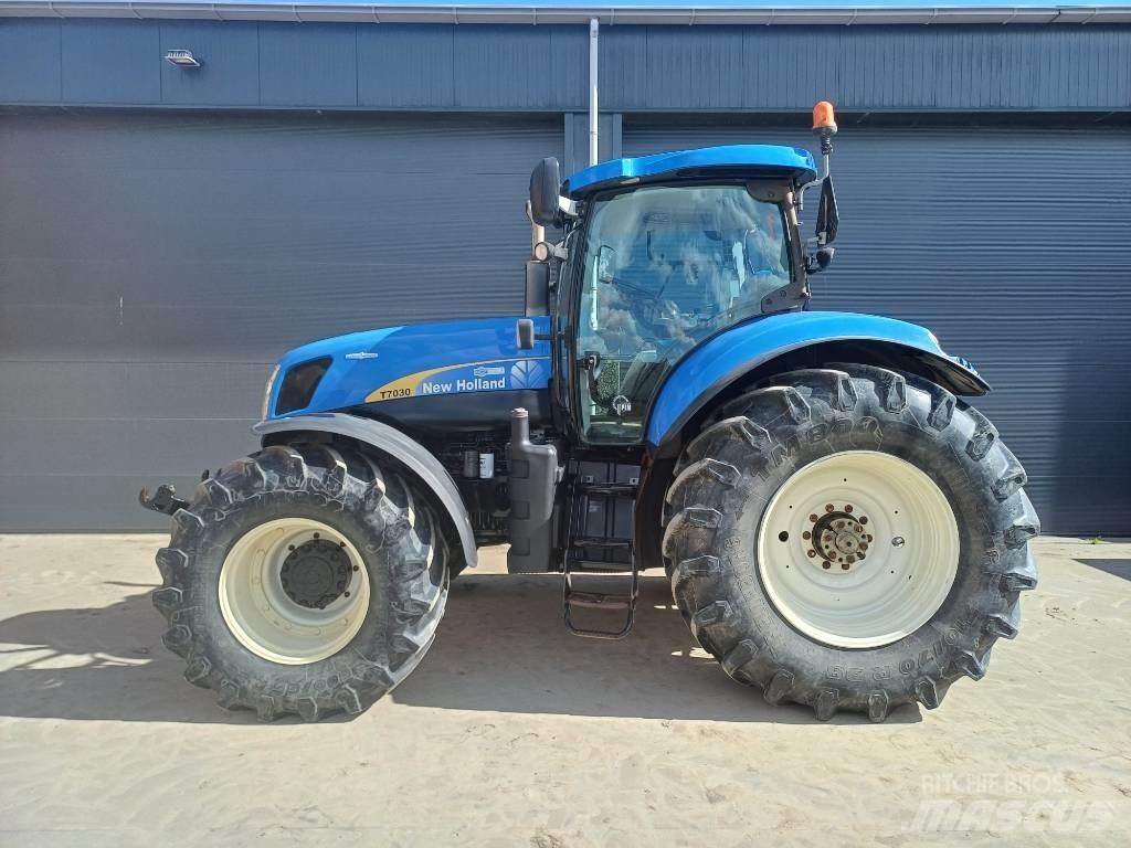 New Holland T7030AC Traktorit