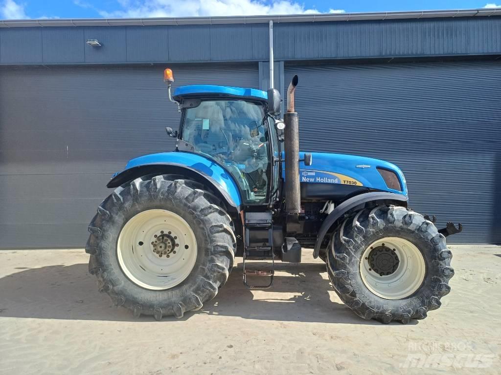 New Holland T7030AC Traktorit