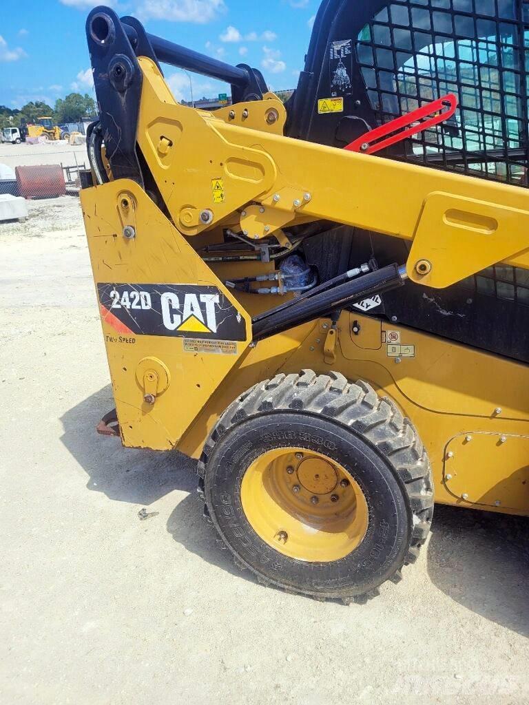 CAT 242 D Liukuohjatut kuormaajat