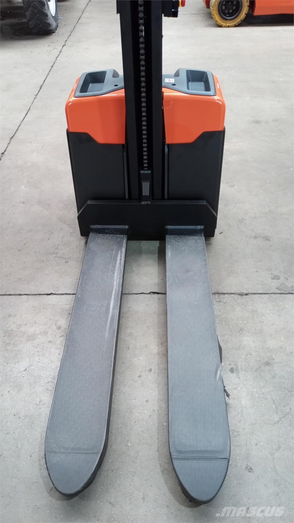 Toyota HWE100 Ajettavat pinoamisvaunut