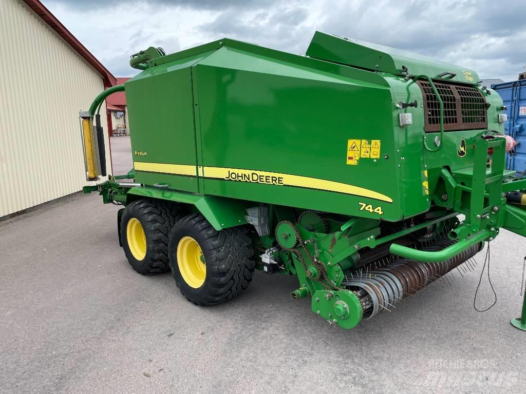 John Deere 744 H Pyöröpaalaimet