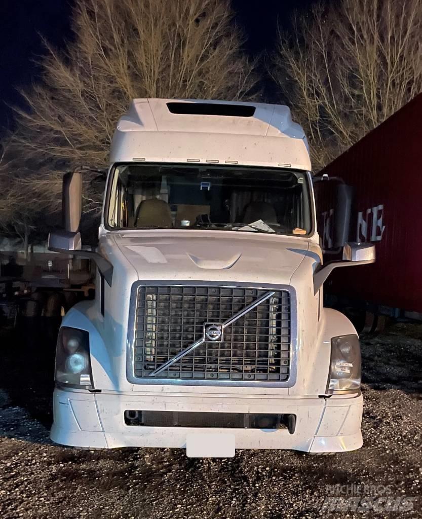 Volvo VNL 42 670 Vetopöytäautot