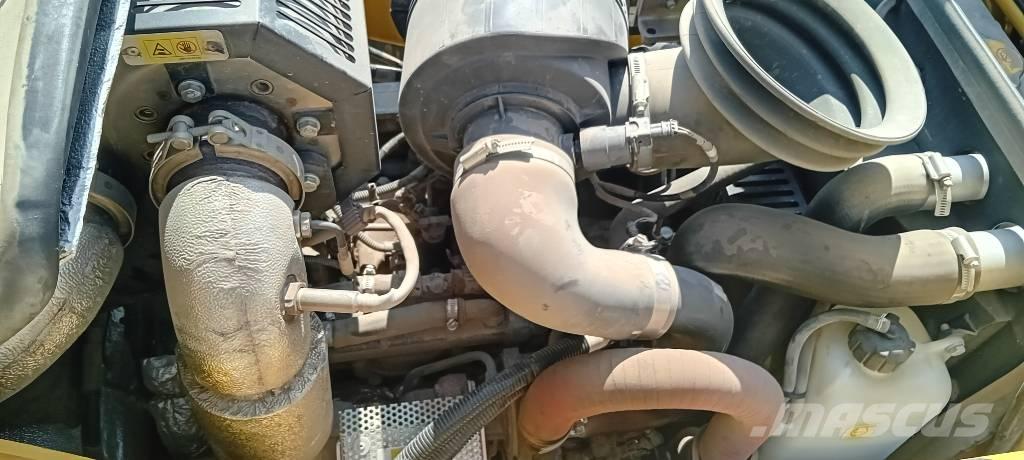 Komatsu WB 93 S-8 Kaivurikuormaajat