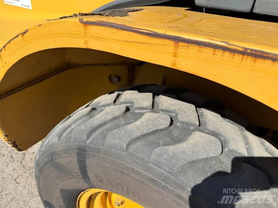 John Deere 244 J Pyöräkuormaajat