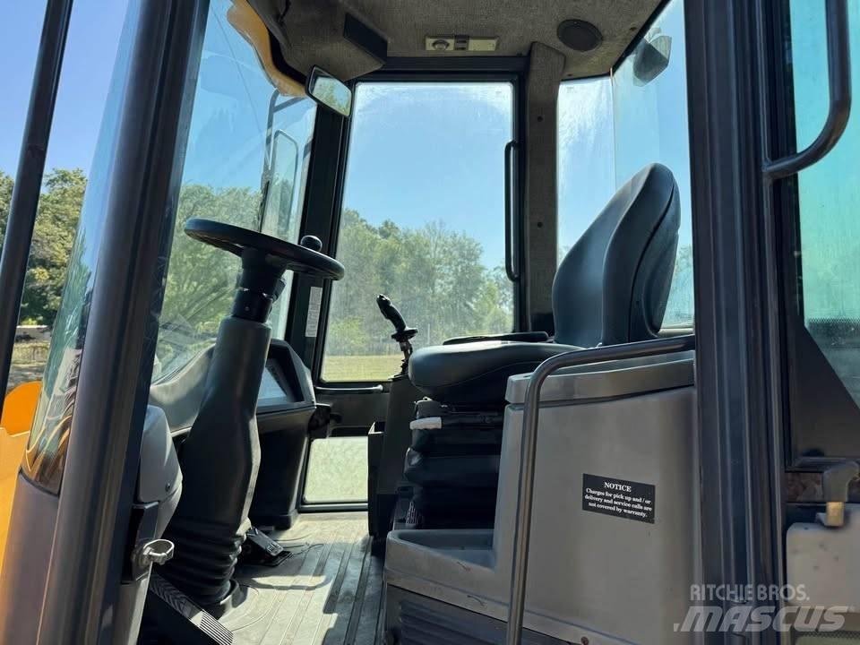 John Deere 244 J Pyöräkuormaajat