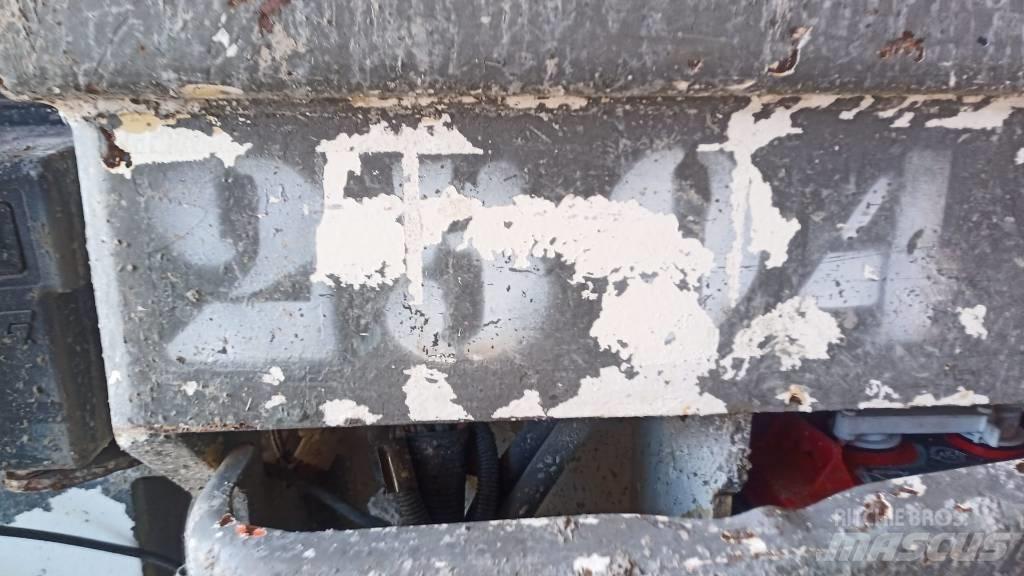 JLG 2030 ES Saksilavat