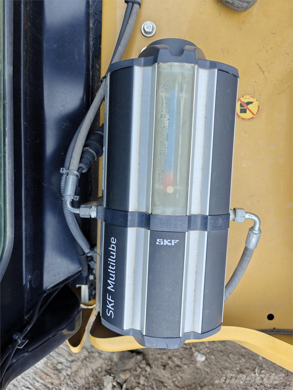 CAT 323 Telakaivukoneet