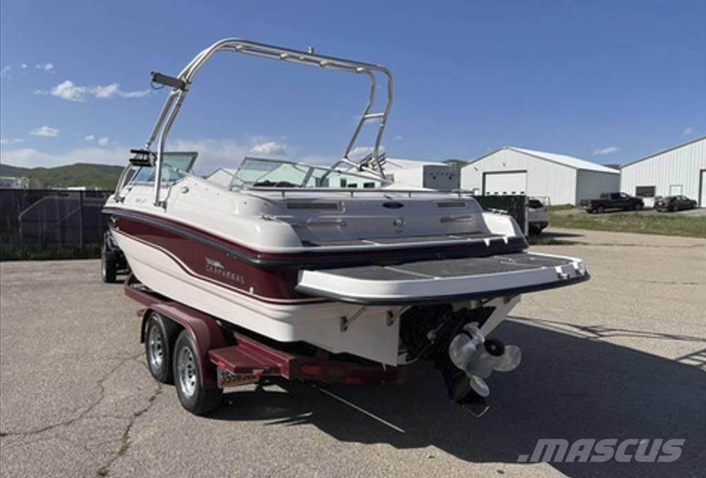  Chaparral 2330 SS Veneet, proomut ja ponttoonit