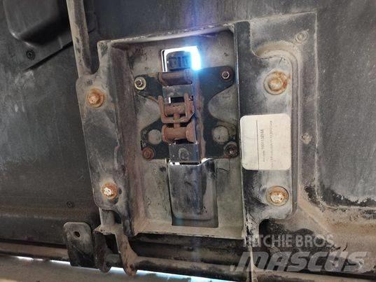 CAT TH 407 mask Ohjaamo ja sisusta