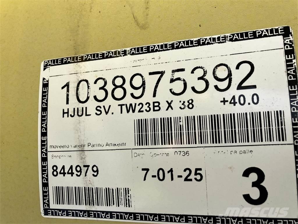 John Deere 23x38 Renkaat ja vanteet