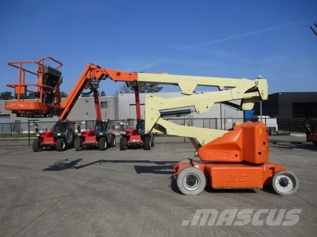 JLG E400 AJPN (817) Pienikokoiset itseliikkuvat puominostimet