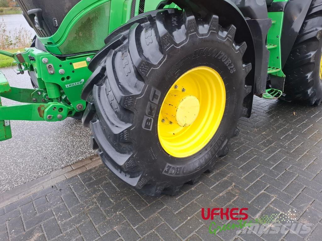 John Deere 6215 R Traktorit