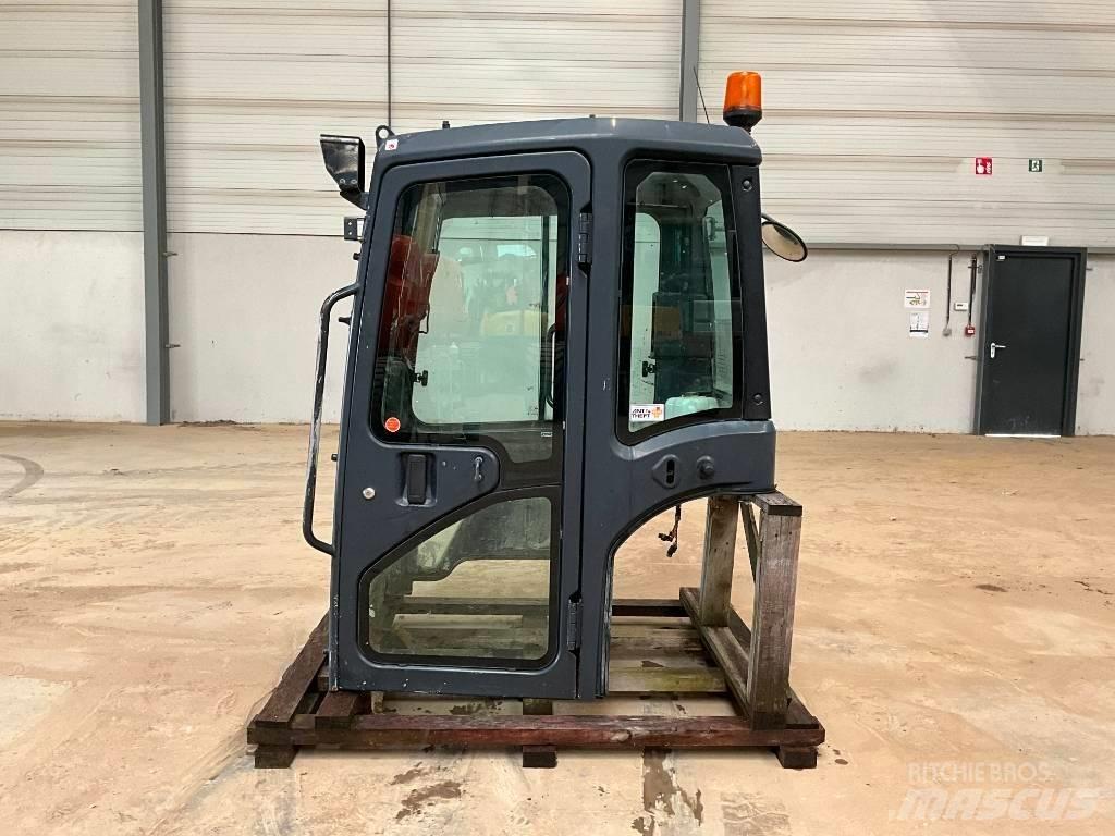 Kubota U 48-4 / U 55-4 Ohjaamo ja sisusta