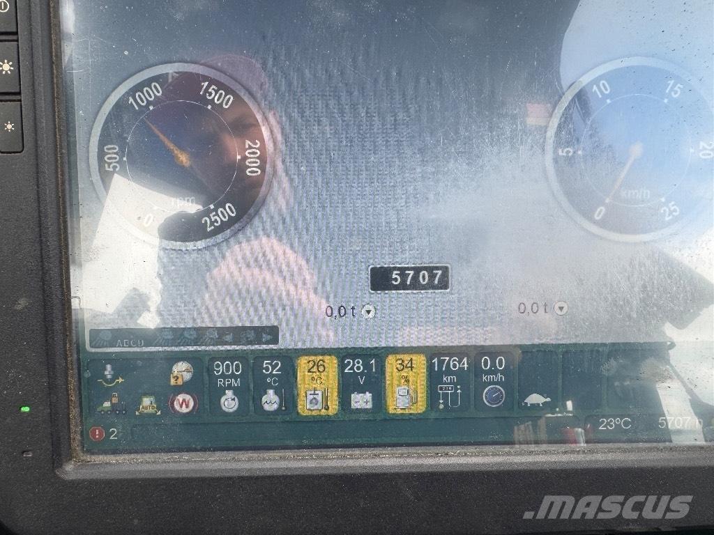 John Deere 810 E Kuormatraktorit