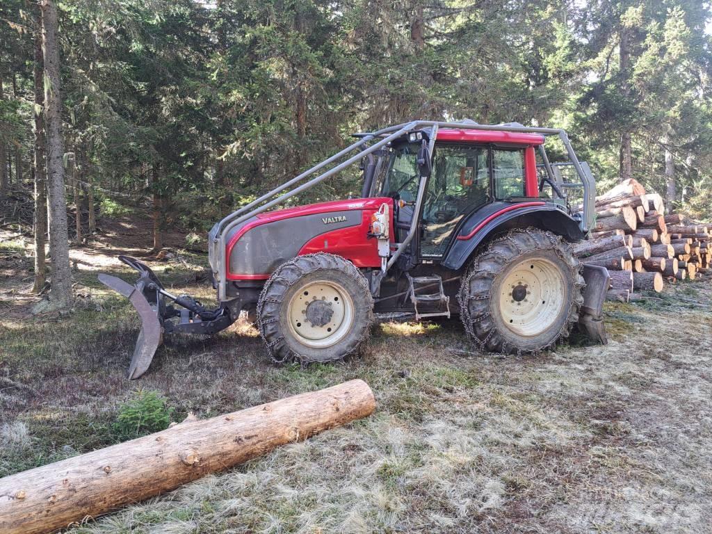 Valtra T 151 Traktorit