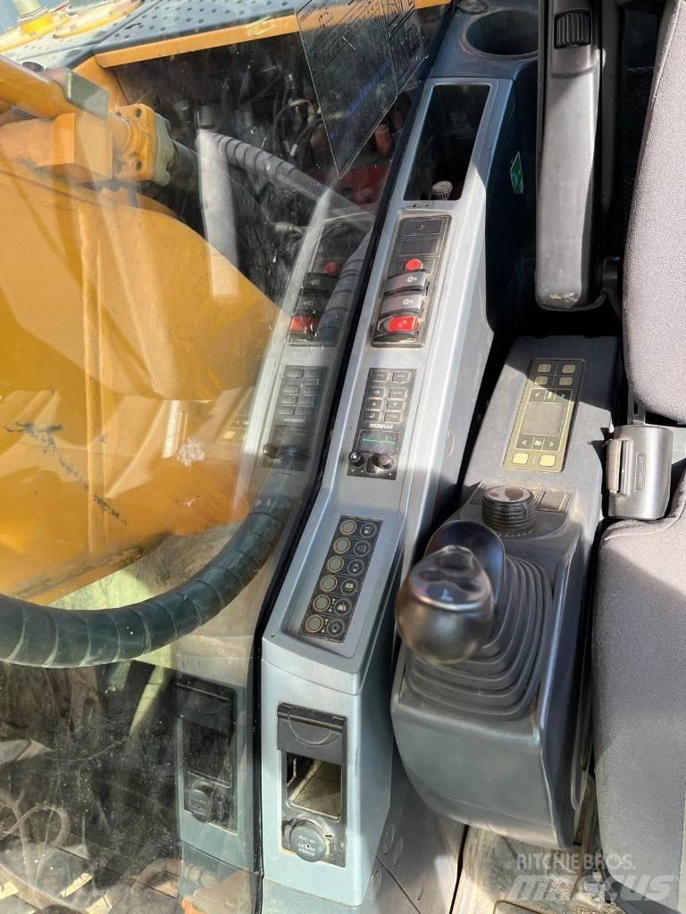 JCB JS 220 LC Telakaivukoneet