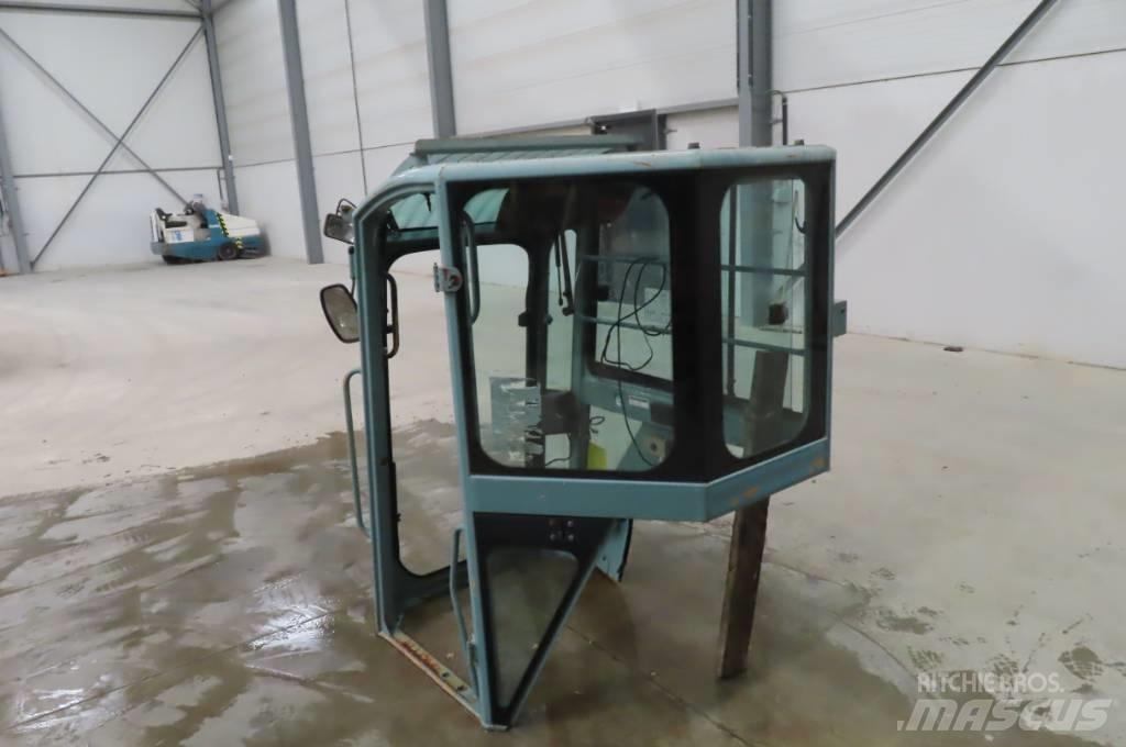 Yanmar Vio 75 Ohjaamo ja sisusta