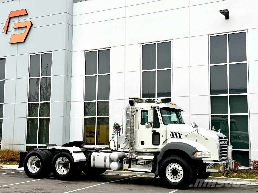 Mack GU813 Vetopöytäautot