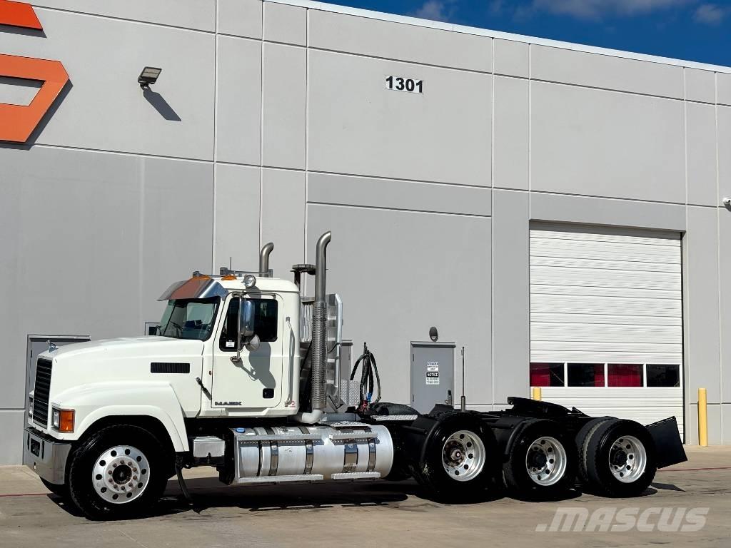 Mack CHU 613 Vetopöytäautot