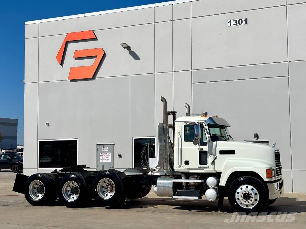 Mack CHU 613 Vetopöytäautot