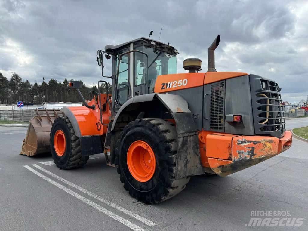 Hitachi ZW 250 Pyöräkuormaajat