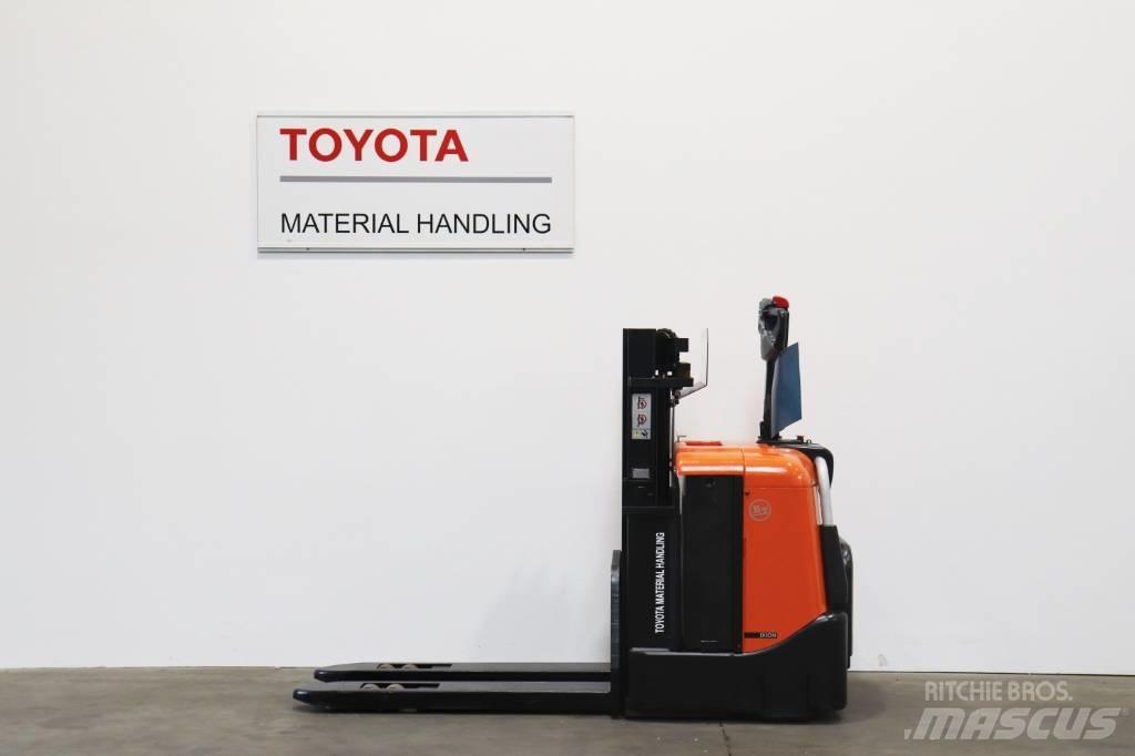 Toyota SPE125 Käyden ajettavat pinoamistrukit