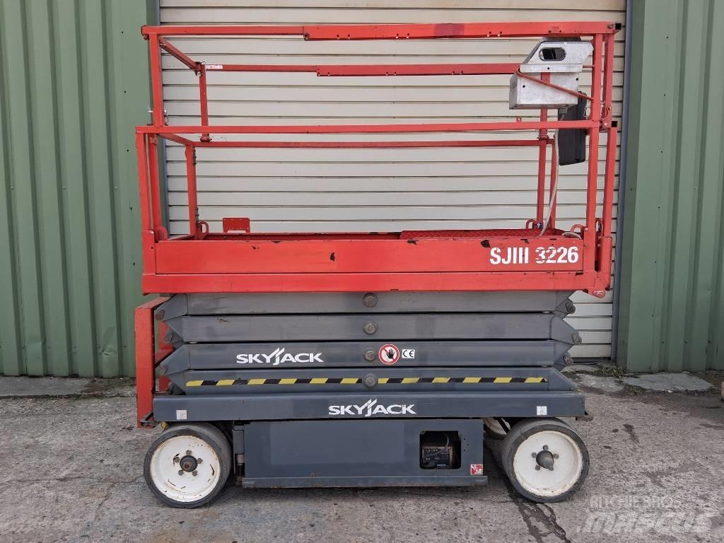 SkyJack SJ III 3226 Saksilavat