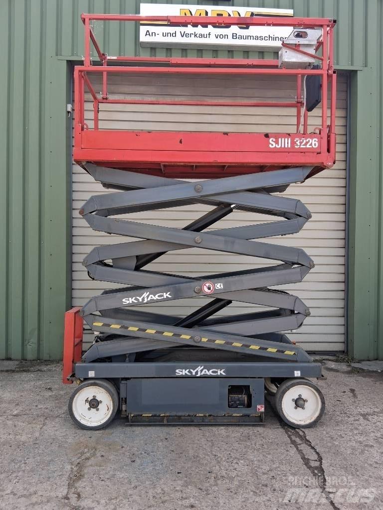SkyJack SJ III 3226 Saksilavat