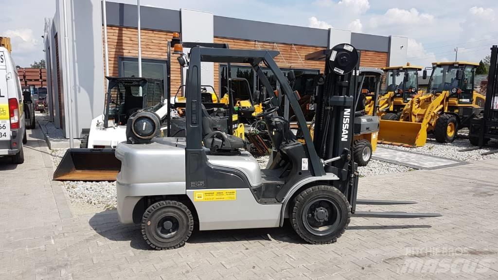 Nissan UGL02A35DU Nestekaasutrukit