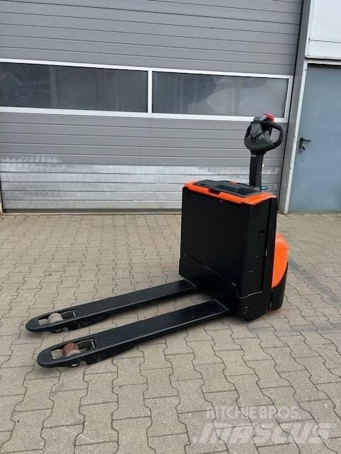 Toyota LWE160 Lavansiirtotrukit