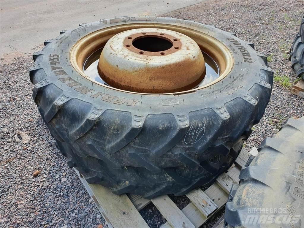 BKT 270/95R32 x2 Renkaat ja vanteet