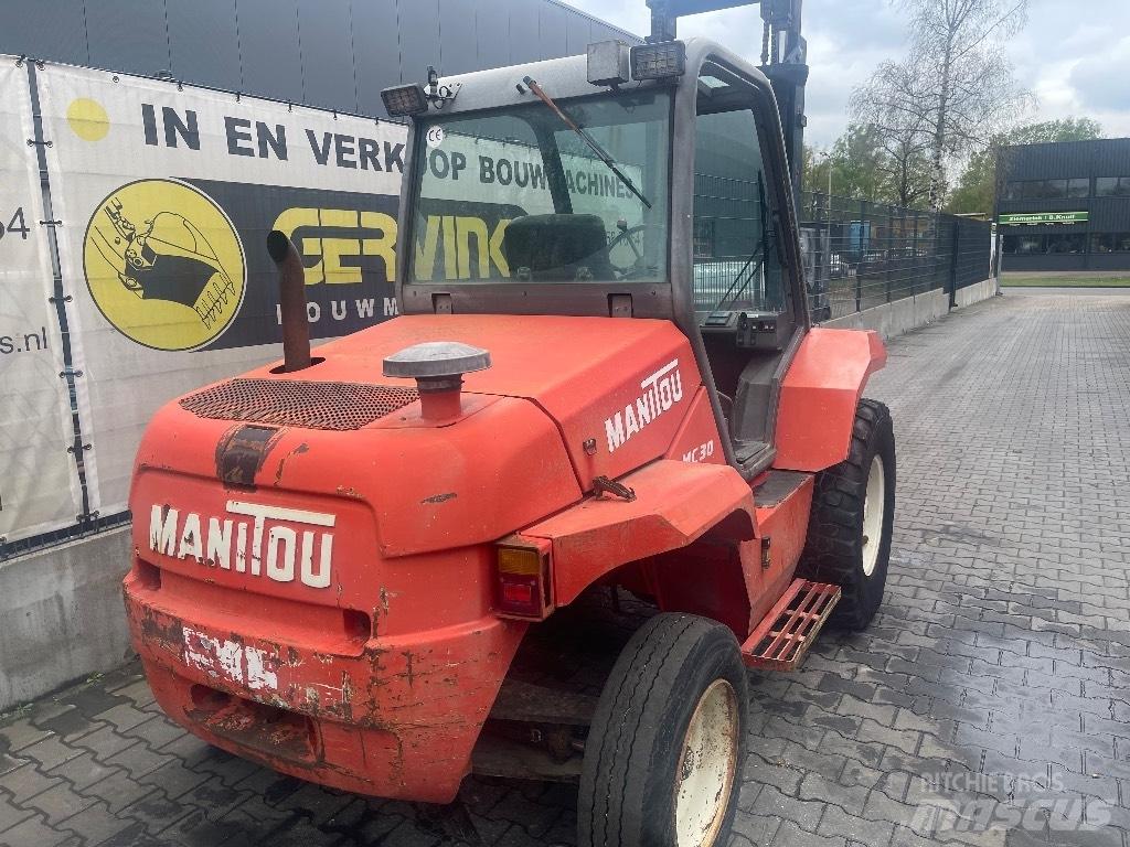 Manitou MC 30 Maastotrukit
