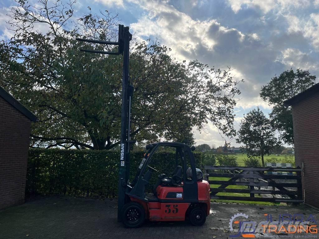 Nissan UD02A25PQ Nestekaasutrukit