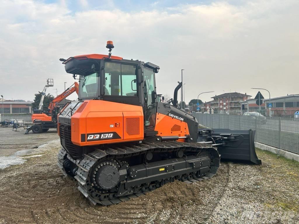 Develon DD 130 Telaketjupuskutraktorit