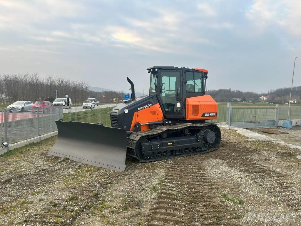 Develon DD 130 Telaketjupuskutraktorit