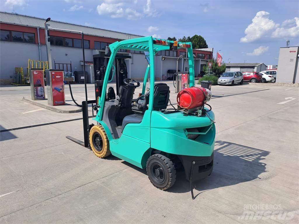 Mitsubishi FG25N Nestekaasutrukit