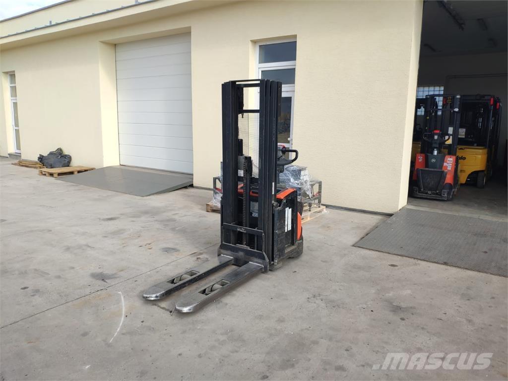 BT SWE120 Ajettavat pinoamisvaunut